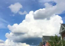 céu parcialmente limpo