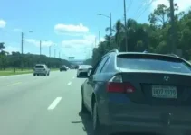 carro cai em córrego