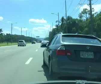 carro cai em córrego