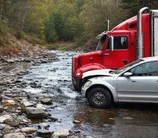 carro caiu dentro de córrego