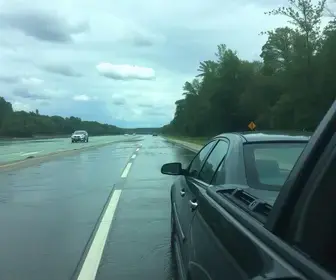 carro cai em córrego